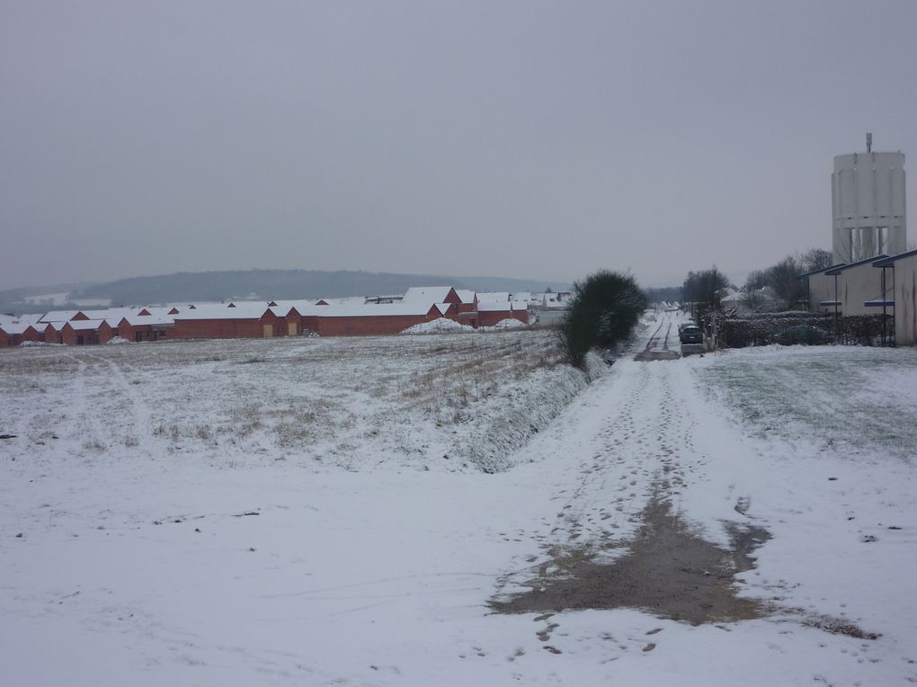 19 janvier 2013

 la neige est tombée
 pendant la nuit et les luges sont de sorties
 et voiçi quelques photos des
 nouvelles maisons en cours 
de construction au
Mont de l'Aigle