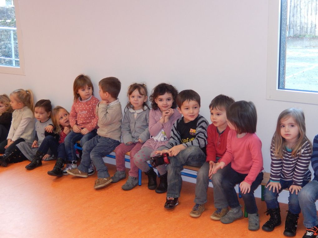 Préparation de la galette chez les petites sections.