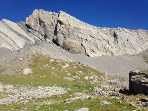 Après Itre du Bouis, le vallon d'Einzon s'ouvre largement. La sente devient alors faible, et les cairns rares. On remonte une épaule herbeuse côté gauche.