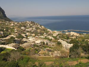 CAPRI et sa campagne perchée sur de hauts rochers.