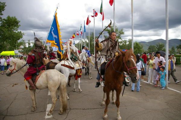 Ins&eacute;paarbles cavaliers et chevaux mongols