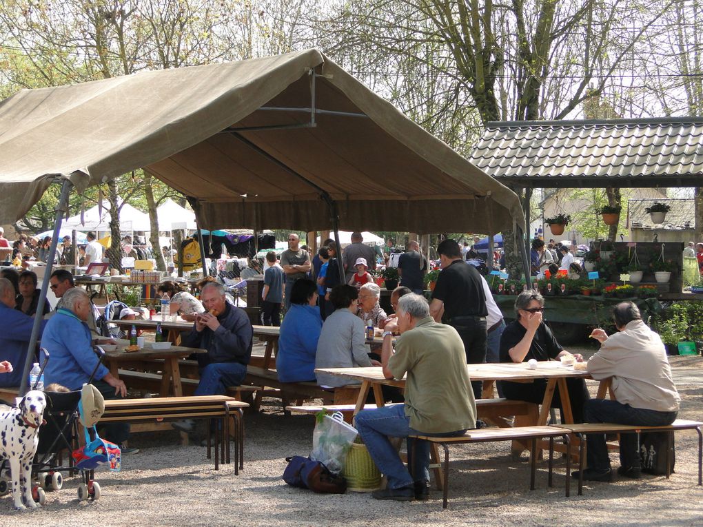 une journée magnifique: soleil,beaucoup de visiteurs, des gens sympathiques et une bonne ambiance....