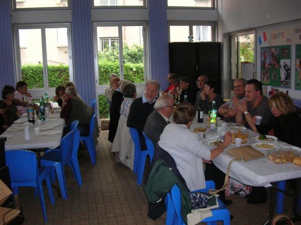 Octobre 2007 : repas de quartier organisé par l'Association des Habitants de Jacquard-Préfecture, en partenariat avec l'Amicale Laïque Chapelon et le Centre Musical Massenet. Merci à Bernard pour les photos ;-)