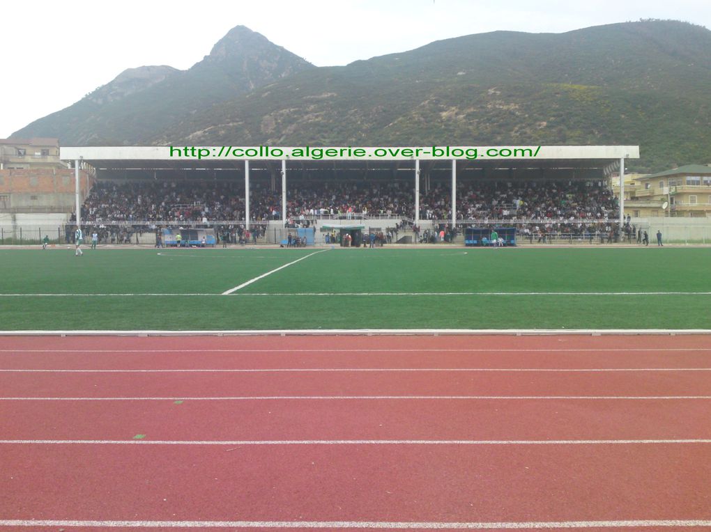 Le stade de Collo, les supporteurs de Collo et l'autre image de Collo. Voici ce que Collo peut offrir à sa population, grâce à sa jeunesse. Vive Collo, Vive l'Entente de Collo, Vive le foot!!!!!!!!