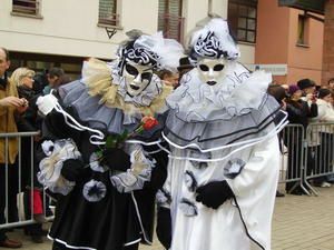 Jusqu'à 140 personnes costumées dans les rues de Rosheim. Manifestation organisée par l'association des professionnels du canton de Rosheim