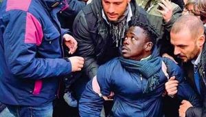 Salvini echa a un migrante de un acto público