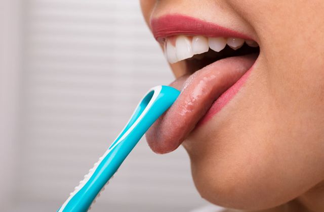 Los beneficios de limpiar la lengua usando un raspador de lengua