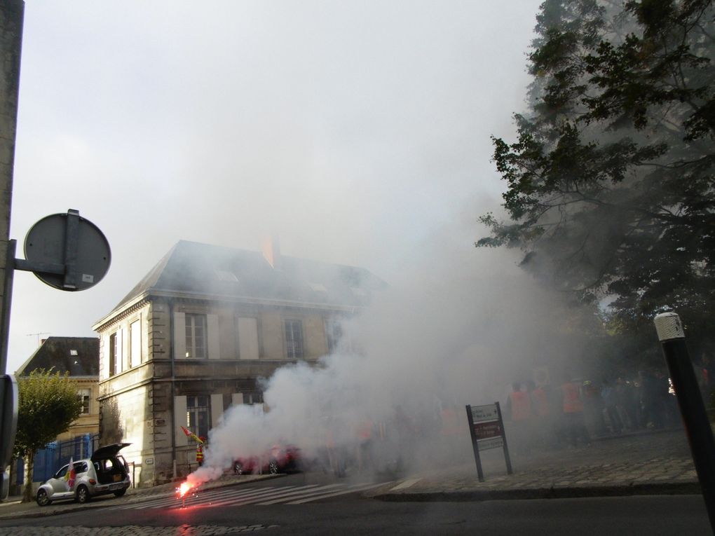 Brume de fumigènes. Des travailleurs dans la rue, un peu tous les horiozns confondus, mais on commence avec les " cheminots " du Technicentre Industriel Saintes. En effet aux alentours de 70 personnes étaient présentes devant la sous-préfecture de Saintes. Des délégués ont été reçus par la représentante de l'exécutif, mais en passant par la porte arrière......
