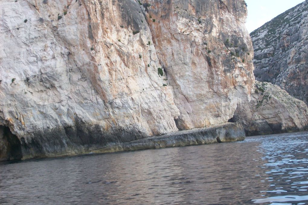 La côte sud, c’est la partie sauvage de Malte ! Ses grottes marines, 
ses temples néolithiques, ses ports aux barques de pêche colorées … 
possèdent un charme authentique.