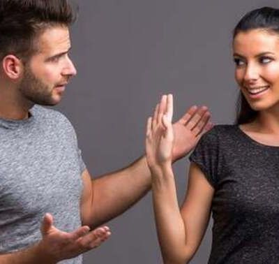 ?tes-vous d'accord avec le fait qu'un homme ne devrait pas inviter une femme à sortir à moins qu'elle ne montre explicitement qu'elle est intéressée par lui ?