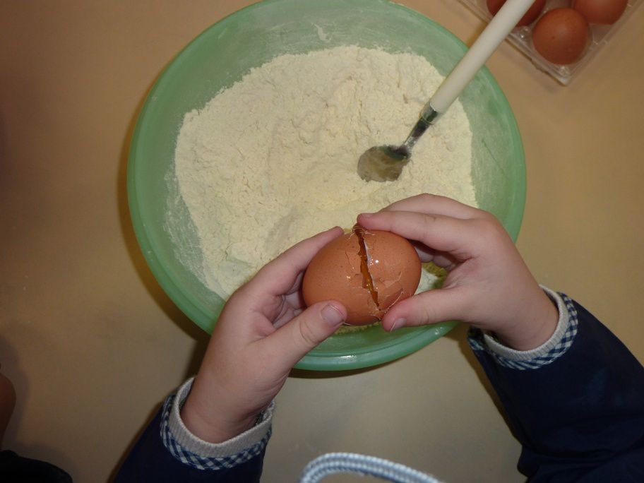 Les maternelles ont eu un spectacle a Ste Marie, et ont fait des crêpes...