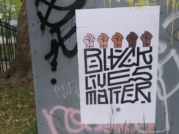 En écho et en soutien au mouvement "Black lives matter", Louis Letters a réalisé une affiche avec des poings levés et fermés. Il a également signé une murale en collaboration avec Tshoko.