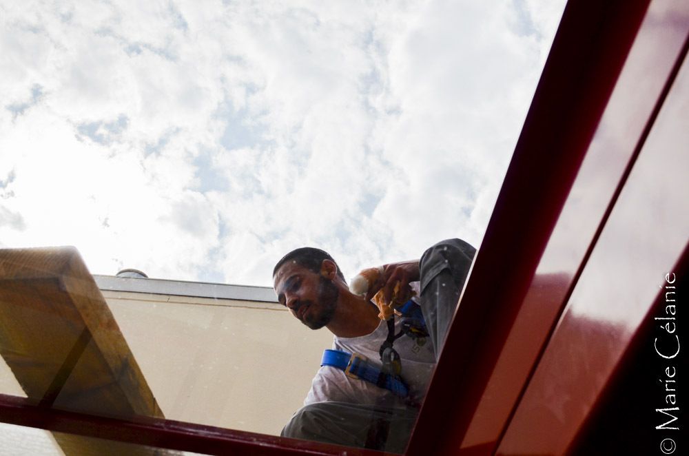 Acrobate dans le ciel de Puteaux? Non, un nettoyeur de vitres pour la véranda du 2ème étage......je vous laisse apprécier