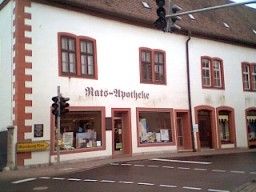 Der nördlichste Gebäudeteil der ehemaligen Orangerie des Rimparer Schlosses, in dem sich heute die Rathaus-Apotheke befindet, war im 19. Jahrhundert das Wohnhaus der Familie Lehmann. Hier wuchs Heinrich Lehmann auf, bevor er 1844 im Alter von 23 Jahren zusammen mit seinen Brüdern Emmanuel und Mayer nach Amerika auswanderte, wo die Lehmann-Brüder Weltruhm erlangten. Daran erinnert eine 1995 am Geburtshaus in Rimpar 1995 angebrachte Plakette mit Grußworten von US-Präsident Bill Clinton und Bundeskanzler Helmut Kohl.