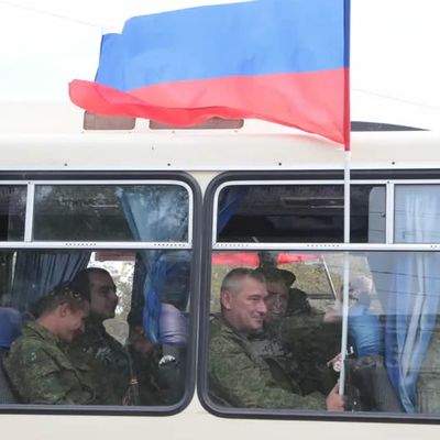 Guerre en Ukraine : "Mon cœur s'est arrêté quand on m'a dit de passer un contrôle supplémentaire", confie un Russe coincé à la frontière par les autorités