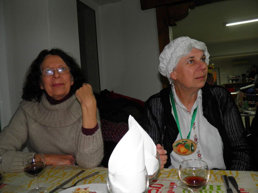 Le repas au Kebab Saint-Pierre qui rassemble les membres de la Confrérie, leurs familles et leurs amis. Cliquez sur les flèches pour faire défiler les images.