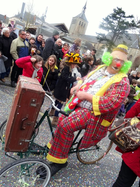 Le fameux carnaval de Jargeau, cité ligérienne à quelques kms d'Orléans http://www.clodelle45autrement.fr/article-programme-du-carnaval-de-jargeau-theme-jeux-de-societe-2-et-9-mars-2014-122518879.html