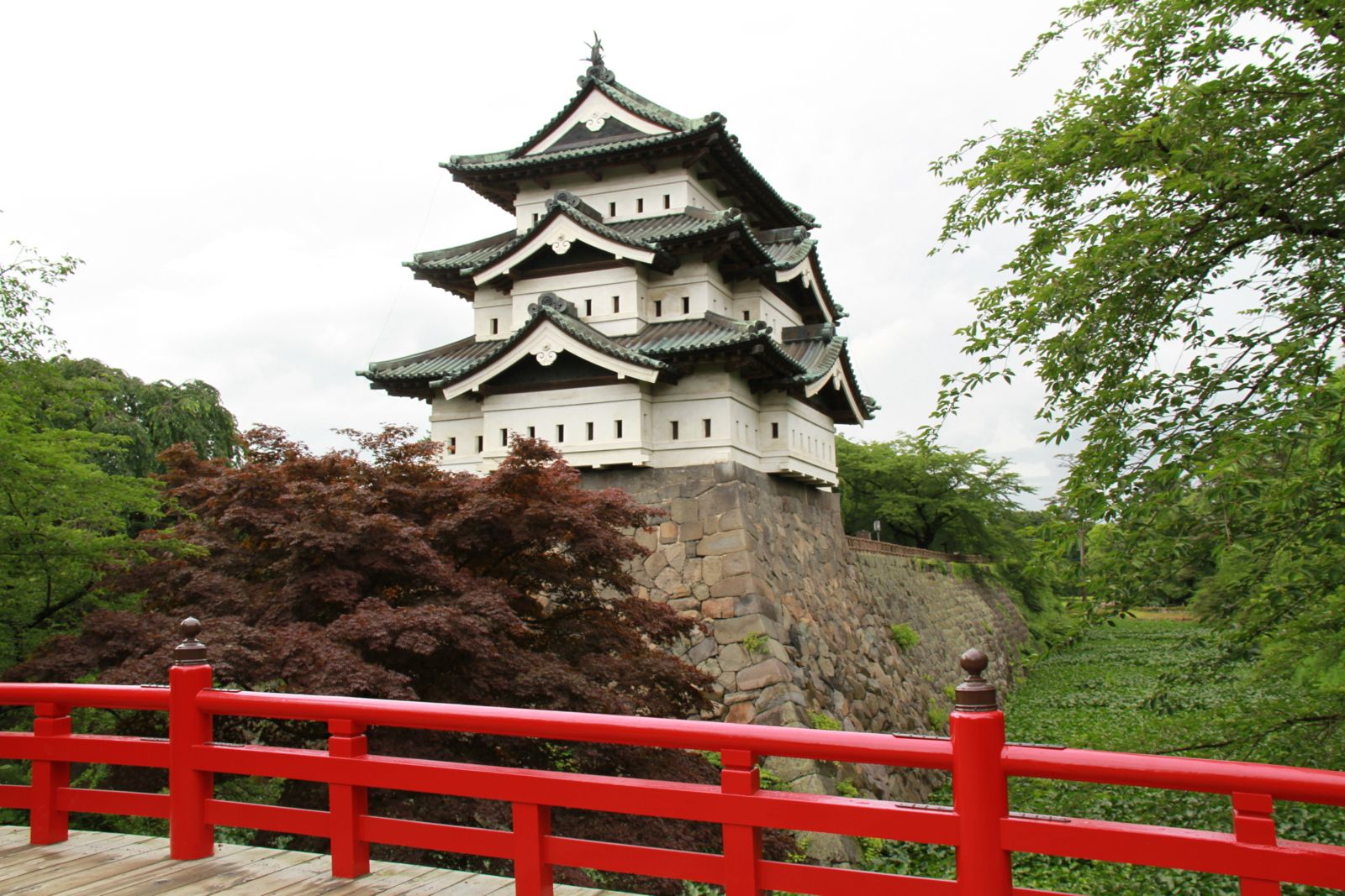 La Gosankai-Yagura du château d'Hirosaki, souvent confondue avec un Tenshu