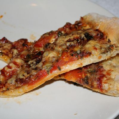 Pizza chorizo poivron tomate fraîche et crème