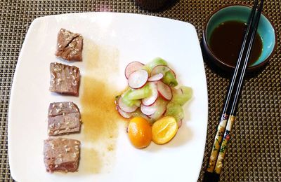 Tataki de thon au sésame, salade croquante à la japonaise