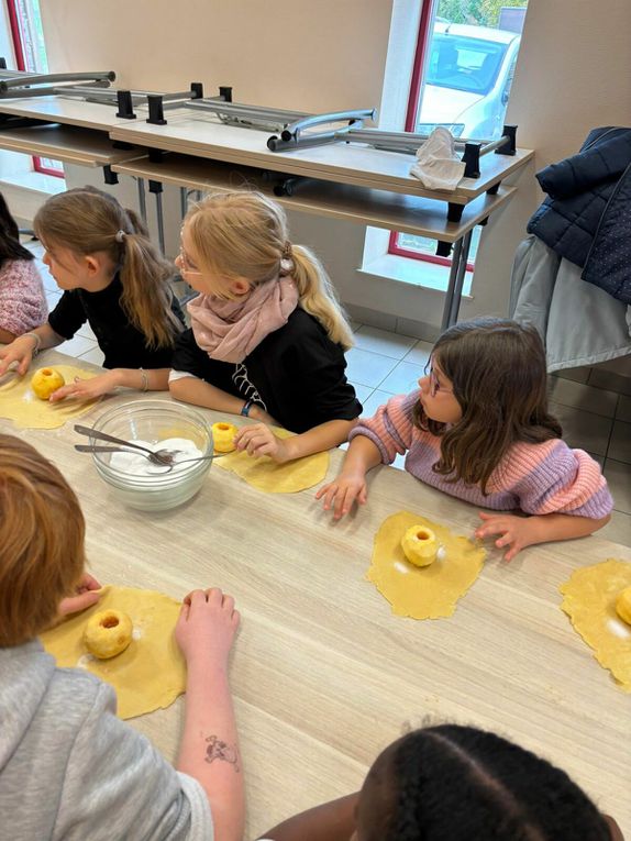 Ce matin nous avons nourri les moutons et cuisiné une recette typique. Cette après midi petite visite des animaux de la ferme. Les oiseaux  Et ensuite fabrication d’un attrape rêves et dégustation de nos rabottes ( spécialité ardennaise )