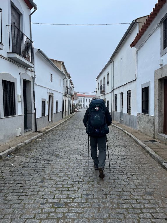 Nous ne sommes plus qu’à 922 km de Santiago, scène champêtre représentée pour les fêtes et le jolies maisons blanches et granit