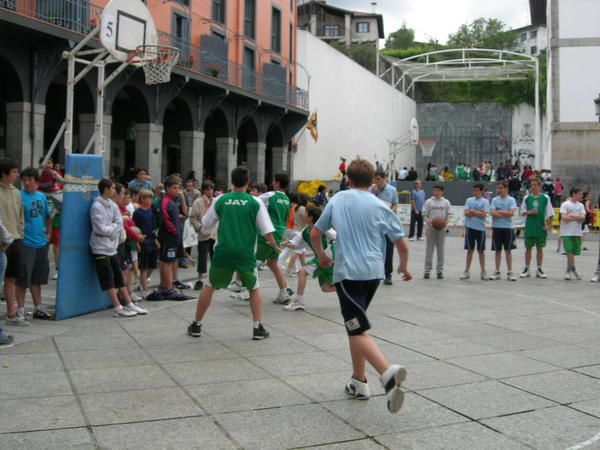 Journée du samedi 7 juin 2008. De nombreux jeunes du club sont allés participer au tournoi de street basket organisé par Azpeitia