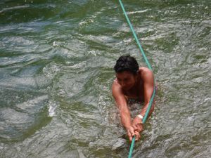 L'amont de la piscine, la piscine avec sa corde bien utile! la cascade en aval, la sortie de secours... retour à vélo avec une petite halte rustique!!