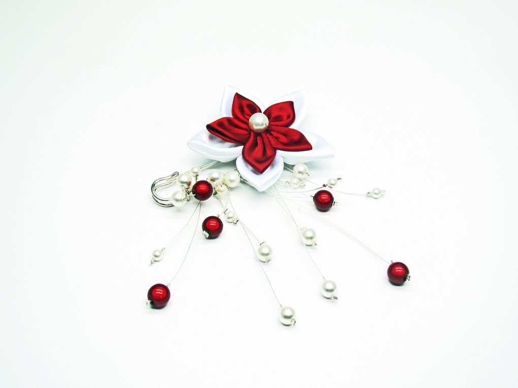 Broche attache-traîne mariage fleur satin rouge et blanc perles nacrées et magiques 