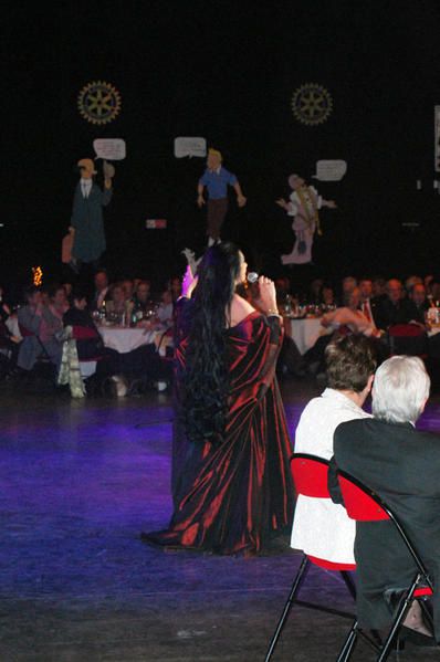 Maria St-Paul  s'est  produite lors  d'une  magnifique  soirée , animée  par  l' orchestre "Staries Show" et  organisée  par  le  Rotary  Club d'Epinay s/Seine, au  profit  des  "Orphelins du Feu", en présence de (Messieurs   les  Maires) d'Epina