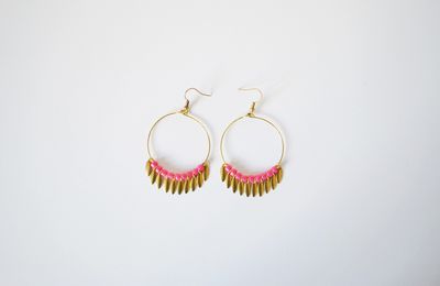 Boucles d'oreilles créoles dorées et perles fantaisies originales pour femme