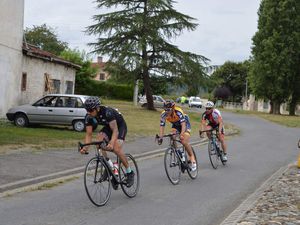 Le peloton roule fort, mais c'est trop tard pour espérer rattraper les hommes de tête.