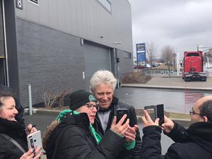 Adam Clayton et The Edge sous la pluie à Laval au Québec 17-04-2018