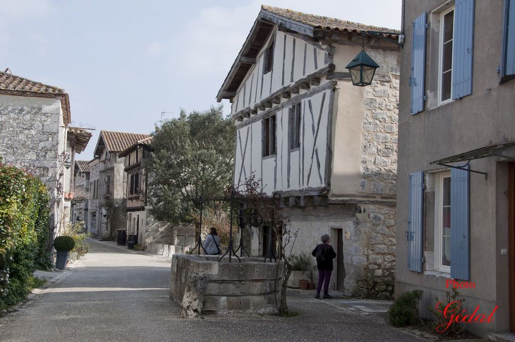 5 photos : Vieilles rues, maisons en pan de bois et pierres  de taille. La halle.