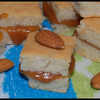 Carrés aux amandes au beurre au caramel salé.