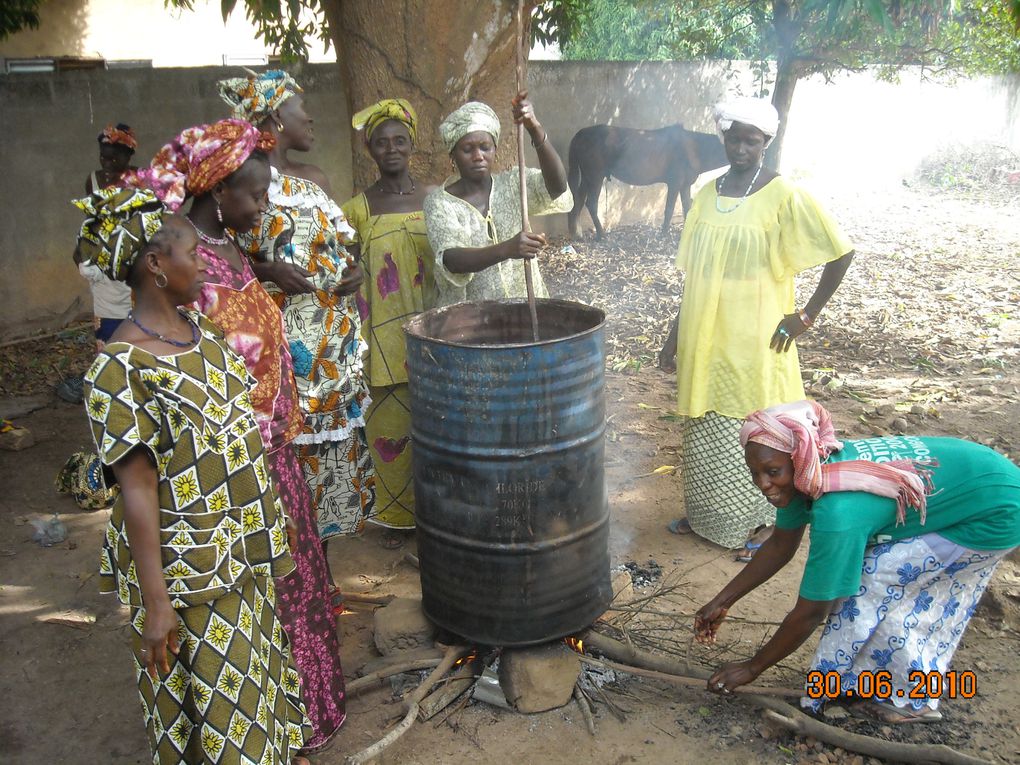 pour des activités génératrices de revenus:
- KUUBANAO:achat des tôles permettant de couvrir l'atelier boutique des Femmes du GIE JIRAAGAL
- Projet d'embouche ovine, MBONDY