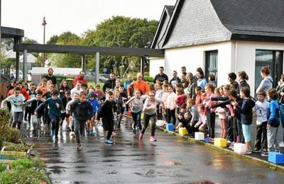 École publique. Après-midi course à pied pour les élèves....