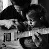 24 juin 2009 - 1 an et 101 jours - J'adore les cours de guitare avec papa !!