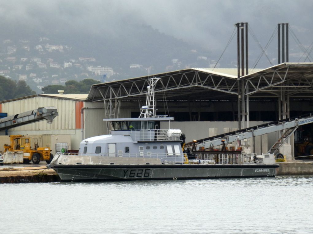 SCARABE  Y626 ,Chaland Multi-Missions, (CMM), en attente d'embarquement sur cargo à la Seyne sur mer pour rejoindre son port base , le 21 octobre 2019