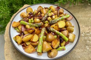 Poêlée de pommes de terre, asperges et oignons