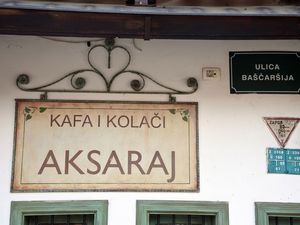 La fontaine Sebilj, dans le quartier Baščaršija (ottoman), souhaitait la bienvenue aux marchands, au temps des caravansérails. 