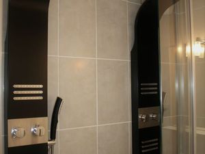 2 SALLES DE BAIN et COULOIR