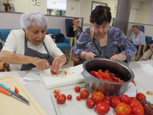 Préparation des tomates du jardin 