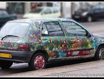 La voiture de l'artiste : la Clio muticolore ...