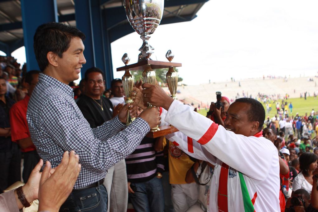 Le Président Andry Rajoelina assiste à la finale de la Coupe du Président de la Transition 2013. Le TAM Anosibe a battu le 3FB 33 à 32.