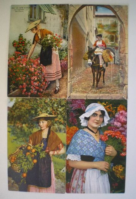 Des cartes postales et des gravures de costumes provençaux traditionnels. A regarder sans se lasser...