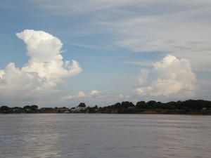 Immensité, paix et beauté, l'intensité d'une nature aux sensations pures, sur les rives du fleuve Amazone. Grande et mystérieuse forêt, labyrinthe des "igarapés", us et coutumes des peuplades locales, symphonie de couchers de soleil, une incurs