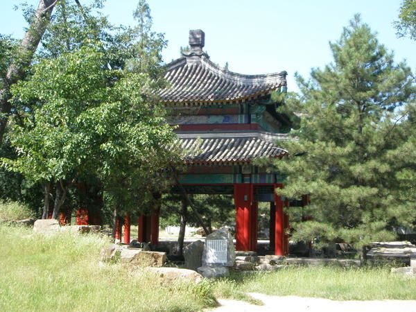 La première partie des photos montrent le magnifique parc impérial de Chengde avec son ancien palais d'été. La seconde partie des photos est consacrée aux temples lamaïques, situés tout près du parc, en fait. Ils sont immenses, je n'ai donc p