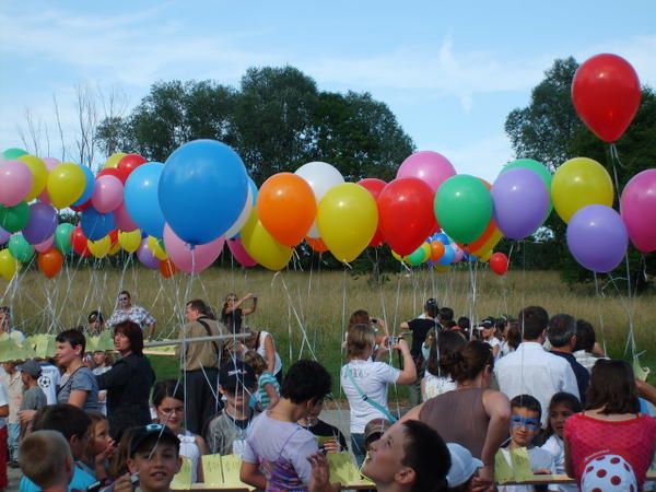 photos des jeux, du lâcher de ballons et du spectacle lors  la fête de l'école du 04 juillet 2008