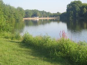 Le lac est très reposant et rafraîchissant à cette heure.